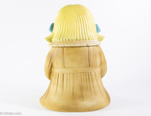 Load image into Gallery viewer, RARE "MOPSY" RAGGEDY ANN HOLDING GINGERBREAD MAN/DOLL COOKIE JAR