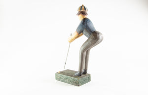 HAND CRAFTED / PAINTED WOODEN GOLFER 'PUTTING A BALL' CARVED SCULPTURE/FIGURINE