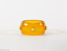 Load image into Gallery viewer, VINTAGE BAKELITE APPLE JUICE APPLIED MOTTLED CABOCHON DOTS BANGLE BRACELET/ 1940s-1950s