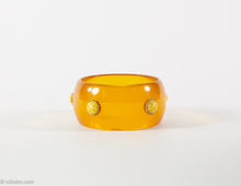 Load image into Gallery viewer, VINTAGE BAKELITE APPLE JUICE APPLIED MOTTLED CABOCHON DOTS BANGLE BRACELET/ 1940s-1950s