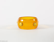 Load image into Gallery viewer, VINTAGE BAKELITE APPLE JUICE APPLIED MOTTLED CABOCHON DOTS BANGLE BRACELET/ 1940s-1950s