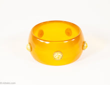 Load image into Gallery viewer, VINTAGE BAKELITE APPLE JUICE APPLIED MOTTLED CABOCHON DOTS BANGLE BRACELET/ 1940s-1950s