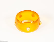 Load image into Gallery viewer, VINTAGE BAKELITE APPLE JUICE APPLIED MOTTLED CABOCHON DOTS BANGLE BRACELET/ 1940s-1950s