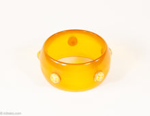 Load image into Gallery viewer, VINTAGE BAKELITE APPLE JUICE APPLIED MOTTLED CABOCHON DOTS BANGLE BRACELET/ 1940s-1950s