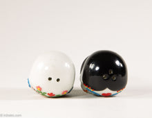 Load image into Gallery viewer, CERAMIC DAY OF THE DEAD/ DIA DE LOS MUERTOS SKULL COUPLE SALT AND PEPPER SHAKERS