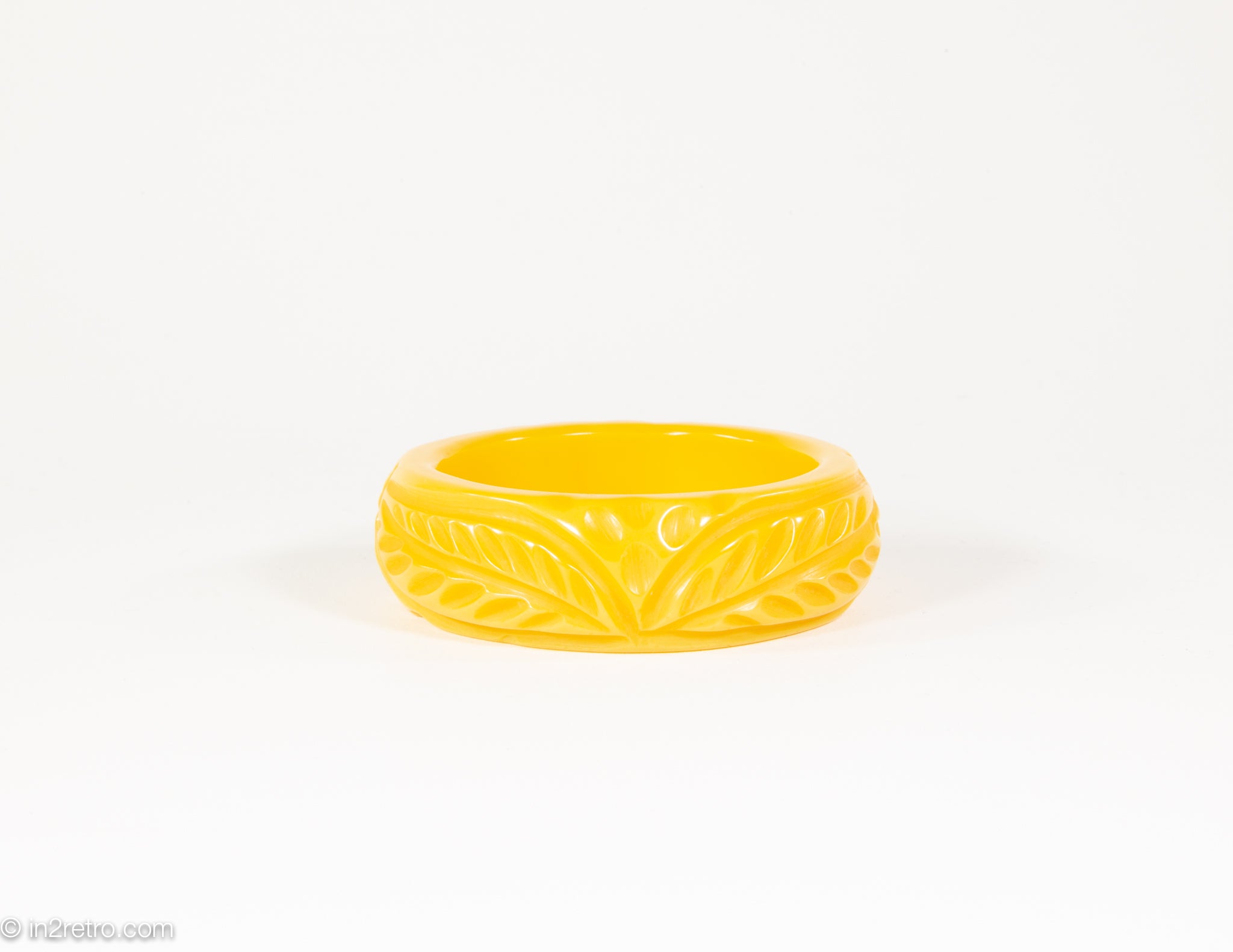 A lot of vintage bakelite jewelry. A total of 3 pieces i… | Drouot.com