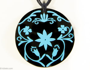 VINTAGE ARTISAN DESIGNED HAND-PAINTED BLUE DESIGNS SHELL CIRCLE PENDANT NECKLACE