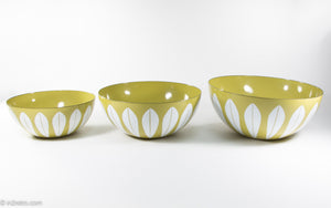 CATHERINE HOLM SET OF 3 LOTUS ENAMELWARE NESTING BOWLS OLIVE/AVOCADO GREEN WITH WHITE PETALS RARE